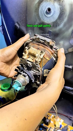 3.7K views · 1K reactions | How to open the deflection yoke on a vintage CRT TV – technology that dates back to the late 19th century! #tips #service #crttv #tubetv #yokedeflection #electronics #creative | Andi Distorsing | Facebook