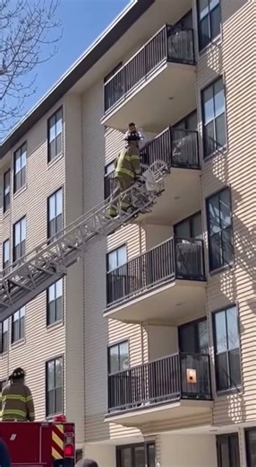 He waved like a stranded cartoon character 😭🏢