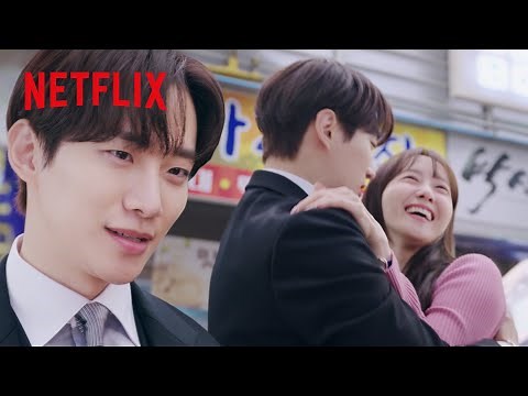 ユナとジュノ、商店街のくじ引きで大はしゃぎ | キング・ザ・ランド | Netflix Japan
