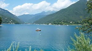 Lago di Ledro: Deswegen lohnt sich ein Ausflug vom Gardasee an den Ledrosee