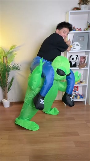 Şişme kostüm deniyorum! Inflatable costume #alien #shorts