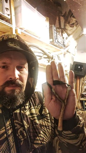 Crii Living Skills on Instagram: "Während ich gerade an neuen Versionen meiner Claw Steinschleuder arbeite, ist es oft hilfreich sich wieder auf die Ursprünge zurück zu besinnen. Ich arbeite den Griff bei einigen neuen Teilen aus Eiche nun noch dicker und runder aus...aber wie Mensch sieht funktioniert auch eine einfach Schleuder aus einer Astgabeln hervorragend...und ist sie auch noch so dünn. Wichtig ist nur das sie stabil ist! ........................ While I'm currently working on new versio