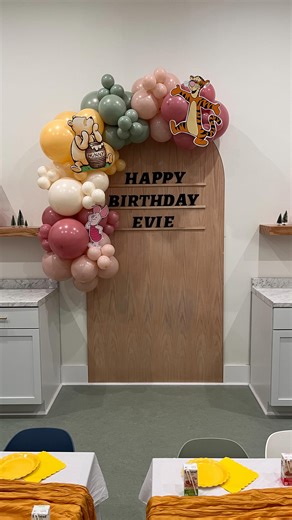 @partypop_balloonco on Instagram: "Another cute Winnie the Pooh setup!🐻😍🍯"