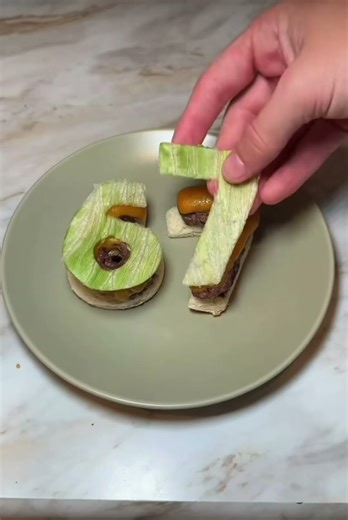 I bet you’ve never seen a burger like this! 🍔🔥#burger #food #fypシ #viral #foodpom #foodie #love