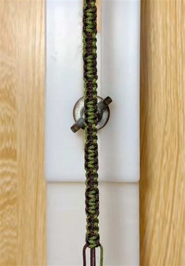 Aprende a hacer pulseras increíbles desde casa. En este video te enseño paso a paso cómo hacer una pulsera tejida con materiales accesibles y un diseño único. Ideal si estás empezando o quieres emprender con tus propias creaciones. 🔗 Guarda este tutorial y comparte con alguien que ame las pulseras hechas a mano. #bracelet #diy #macrame #tutorial #pulseras