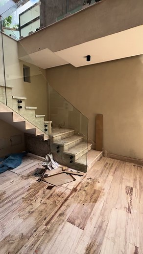 Installation de verre pour garde-corps au Maroc