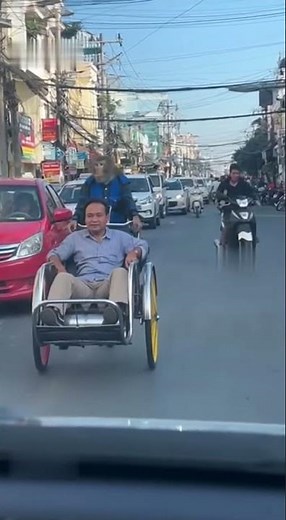 Unbelievable! Man's Rickshaw Ride Driven by a Real Monkey?! Wild Street