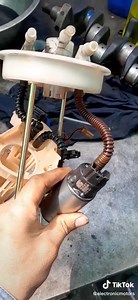 Una bomba de combustible es una pieza fundamental en el sistema de alimentación de un vehículo. Su función es transportar el combustible desde el tanque hasta el motor. Sin embargo, diversas razones pueden llevar a su sobrecalentamiento y, eventualmente, a su quema. Causas comunes de la quema de una bomba de combustible: Funcionamiento en seco: Si el nivel de combustible en el tanque es muy bajo, la bomba puede funcionar sin el lubricante que proporciona el combustible, lo que provoca un sobreca