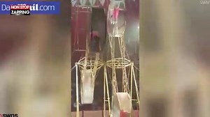 Un acrobate de cirque chute à plusieurs mètres de haut (Vidéo)