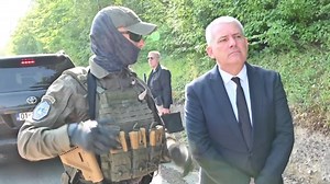 Vrasja e Enver Zymberit, kolegu i tregon Sveçlës se si e kishin tërhequr trupin e Heroit | Gazeta Express