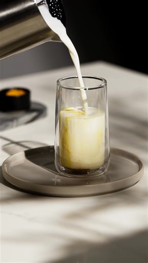 Wenn der Herbst Einzug hält, braucht’s etwas, das wärmt. Die beste Zeit für einen leckeren Tumeric Coffee. 🧡 Zutaten: 1 Shot Espresso 120 ml pflanzliche Milch 1 TL gemahlene Kurkuma 1 TL Zimt So geht’s: - Milch mit unserem WMF Lumero Milchaufschäumer erhitzen - Kurkuma in ein Glas geben - Heiße Milch darüber gießen und einen Espresso dazugeben. - Mit einer Prise Zimt bestäuben Fertig ist euer Wohlfühlgetränk für die kühlen Tagen. Welches Getränk ist euer Herbst-Favorit? 🍂 Mehr über den WMF Lum