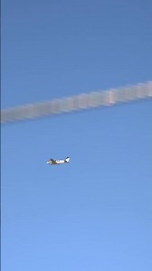 仙台空港の上空を飛ぶプロペラ旅客機 青空に映える飛行シーン