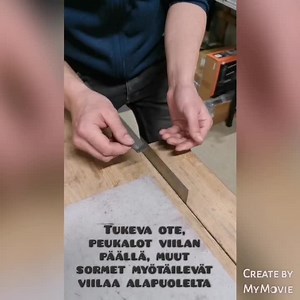 Tällä videolla Juha näyttää kuinka simppeliä ja helppoa siklin teroitus on ja antaa hyvät pikku vinkit mukavaan työskentelyyn ja onnistuneeseen lopputulokseen. #sikli #scraper #scraperblade #teroitus #sharpening #siklinteroittaja #woodwork #puutyöt #siklaus #purpleheart #höyläpenkki #puuntyöstäminen #maalinpoisto #lakanpoisto #hiominen #monitoimityökalu | Plektra Trading Oy