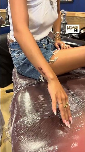 Jade et Joy se sont fait tatouer à l'avant-bras "Namour" en hommage à leur père #johnnyhallyday