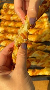 COSANZENELE GATESC on Instagram: "Aceasta este una dintre primele noastre retete. Am postat-o in urma cu 2 ani, cand eram la inceput de drum, si a venit virala pe retetele de socializare. Iar astazi am decis sa o refacem. Pregatim impreuna niste rasucele delicioase? Salvati reteta‼️Rasucele facute in casa. Crocante, delicioase si (asa cum v-am obisnuit) mega usor de facut. 🧀Ingrediente: - aluat de patiserie (noi il folosim pe cel de la Lidl); - cascaval ras; - parmezan ras; - un ou batut; - o l