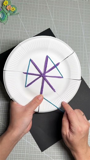 So many patterns can be made from small paper plates using yarn! #KindergartenCrafts