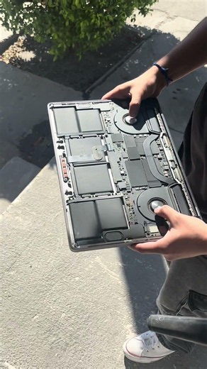 ¡Esta MacBook tenía VIDA propia! 🤯🦠 | Limpieza Extrema #shorts