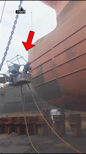 Rusty Ship को नया कैसे बनाते हैं? | Sand Blasting ⚓🚿 #facts #SandBlasting #ShipCleaning #CargoShip