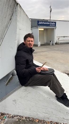 REVOLVERHELD on Instagram: "Bis gleich in Frankfurt… mit Jakob. Versprochen. 🤝"