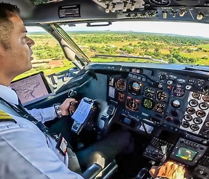 353K views · 7.2K reactions | ✈️ AeroSucre Boeing 737-200 landing on narrow runway | Just Planes | Facebook