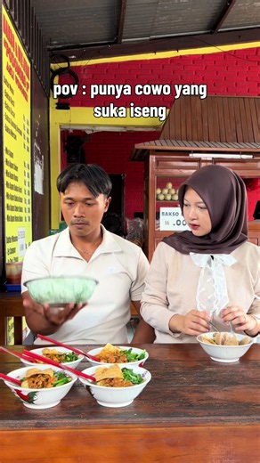 1 masih laper, 2 kurang, 4 mieayam dan 1 bakso menikmati hodup 😊 #makan #mieayam #bakso #pacaran #couplecomedy