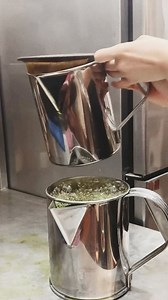泰式綠奶茶的終極秘密🤫 在泰國的茶飲文化裡 普遍被大家視為必喝的飲料絕對是「泰式奶茶」 但絕對不能忽略的還有泰式綠奶茶！ 泰式茶的反覆的沖泡讓手標牌的茶粉在濾袋裡翻轉而每一次的沖泡動作都讓茶味更加濃郁～🤩 且喝起來帶有茉莉花香氣的泰式綠奶茶 絕對值得喜歡茶感重的人嘗試！ 歡迎前往平台及官方LINE點餐 現在滿350元即可外送呦！🫶🏻 LINE@ID:@siangtaitai #泰奶 #奶茶 #珍奶 #茶葉 #泰國 #綠茶 #茉莉花 #ชาไทย #tailand #🇹🇭 | 象泰泰手工泰式奶茶店