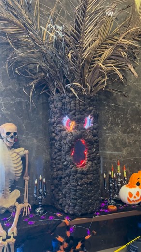 Maria Mendelek on Instagram: "Slightly obsessed is an understatement 👻 My haunted tree is guarding the door this Halloween 🎃🕸️ #DIY #diyhalloween #hauntedtree"