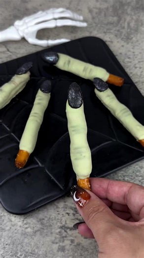 Hex-tra fancy witch fingers! No basic witches here. Wrap pretzels with soft caramel chews, shape, and dip in candy melts. Add almond fingernails, paint with chocolate, and add a touch of edible glitter. beautyanddasweetz | Tasty