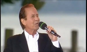 1K views · 25 reactions | Michaels deutschsprachige Coverversionen von englischen Hits sind ja legendär - egal ob z.B. "Baby, du bist nicht alleine" oder "Lucille". Anfang der 90er veröffentlichte er die wundervoll majestätische Version des Simon & Garfunkel-Schlagers "El Condor Pasa", "Der Condor". Das Lied ist u.a. auf Michaels 15. Studioalbum "Holm 2011" (da music) erhältlich - mehr unter www.lucille.de | Michael Holm | Facebook