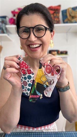 Sonia Sakiyama | Porta tesourinha Delicado e encantador Mini no tamanho, gigante na utilidade! Esse Mini Porta Tesouras é perfeito pra proteger sua... | Instagram