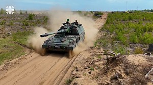 Panzerhaubitze 2000 - Klar zum Gefecht! In diesem Interview gibt es Wissenswertes rund um das Anschießen der Panzerhaubitze 2000. Ein Artillerist erklärt, was die Besatzung mit der "langen Leine" macht und was das für die Einsatzbereitschaft der Panzerhaubitze 2000 bedeutet. /Ina (Video: 10. PzDiv) | Die Bundeswehr in Bayern