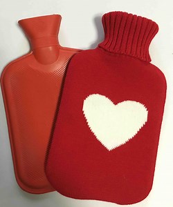 [Hot Item] 100% Acrylic Knitted Heart Cover for Hot Water Bag