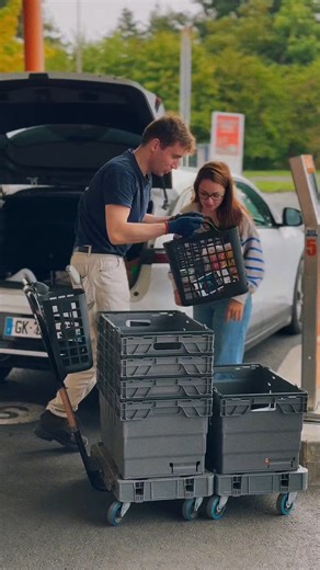 Le Drive E.Leclerc Tours Nord : votre commande en un clin d’œil ! 🚗 Vous vous demandez comment vos courses arrivent jusqu'à votre coffre ? On vous emmène dans les coulisses ! 🎬 1️⃣ Vous validez votre panier sur l'appli ou le site. 2️⃣ Nos préparateurs sélectionnent vos produits avec soin. 3️⃣ Vous arrivez, on charge... et c'est déjà fini ! Le petit plus engagé ? Depuis octobre, nous sommes passés au Drive sans sac ! Un geste simple pour la planète 🌍 Simple, rapide et plus responsable. On se v