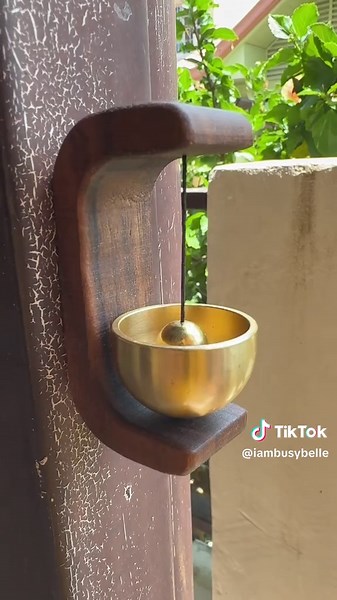 Let the wind bring good vibes to your home! ✨🍃 Wind chime doorbells not only sound beautiful but also attract positive energy. Where would you hang yours? 🚪🔔 #WindChimes #GoodVibesOnly #HomeDecor #DoorBells #FengShui #PositiveEnergy #AestheticHome #SoundHealing #TikTokFinds #TikTokHomeBudol
