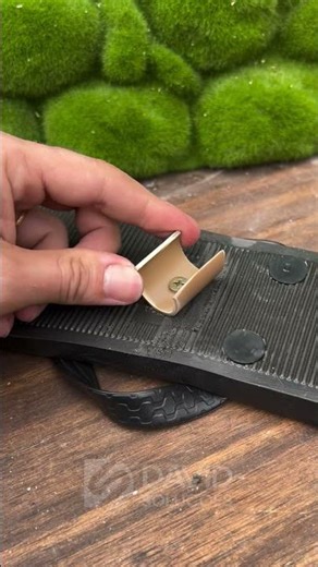 Never lose your flip-flops on your bike again#BikeLife #LifeHacks #DIYFix
