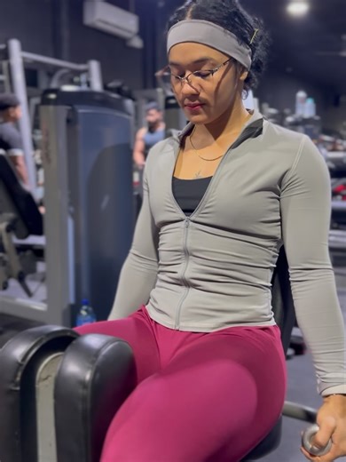 Mariela Manzanarez/Fitness coach🏆 on Instagram: "Rutina de glúteos y femoral / glute and hamstring routine💜 #routine #gym #glutegains #fitgirl #fyp"