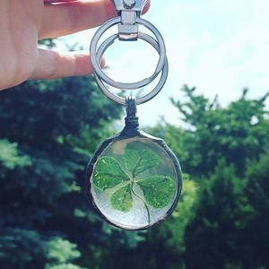 17K views · 195 reactions | I got a four-leaf clover via mail  to close inside a keychain. This one-a-kind item was created as a custom order. If you have some dried plants that mean a lot to you I would be more than happy to create a necklace or keychain for you ☘✨ MARIAELA. #customizedjewelry #brelok #szczęście #handmadejewelry #mariaelajewelry #realplantjewelry #flowernecklace #luckyday | Mariaela jewelry | Facebook