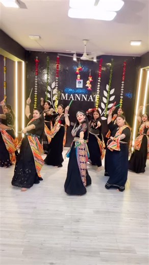 Mannat Dance academy on Instagram: "Dholida dhol re vagad #trendingreels #dandiya #viral #groupdance#navratrispecial❤️"