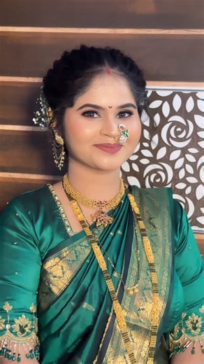 Vrushali_koli (makeup_artist) on Instagram: "Heavy sider makeup ✨❤️....... #beautiful#makeup#marathilook"