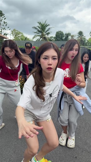 กวางขาวอยู่กลางเขา: เพลงและแดนซ์สุดมัน