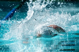 Watch a Highschooler Swim an Entire 500 Corkscrew