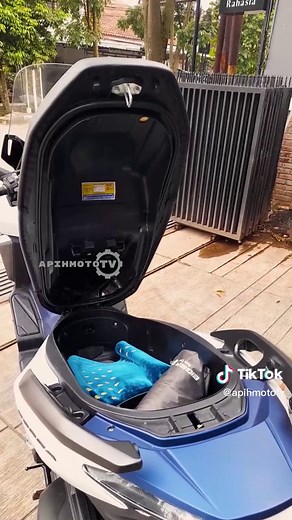 yang diatas udh Modif yah Knalpot Akra dan Shock Belakang pake Ohlins, tapi jujurly emang ganteng sih ni motor #hondaforza250 #forza250indonesia #forza250cc