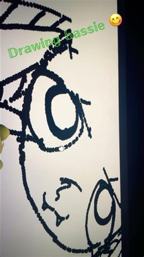 Drawing bassie in Roblox spray paint😋