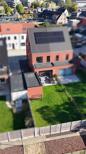 🏡 Energiezuinig wonen in Oudenaarde (Eine)! Ontdek deze moderne nieuwbouwwoning (E-peil 5!) met zuidgerichte tuin, zonnepanelen, geothermische warmtepomp en garage. Een woning die design, duurzaamheid en comfort perfect combineert ⚡ 🌞 Quasi energieneutraal (E-peil 5) 🚗 Garage & oprit met plaats voor meerdere wagens 🌿 Zuidgerichte tuin met terras 🏠 5 slaapkamers & 2 badkamers 📍 Toplocatie nabij N60 & centrum Oudenaarde 💡 Verkoop onder btw-stelsel (21%) – vrijstelling onroerende voorheffing