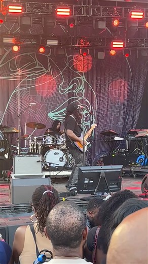 24K views · 563 reactions | Leon Thomas had the crowd singing along as he performed his hit “Mutt” at Music at the Intersection ✨ A standout moment from Sunday (Sept. 14) afternoon’s festival!  Courtney Thompson | St. Louis American #MusicAtTheIntersection #LeonThomas #LiveMusic | St. Louis American | Facebook