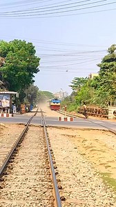 Risky running in front of Speedy train Parjotak Express 😱 📍 CDA Level crossing, Pahartali #reels #Amazing #railway #train #railfan #rail | Cox's Bazar Express কক্সবাজার এক্সপ্রেস