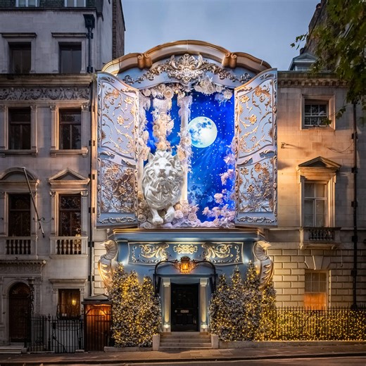 One Of London’s Prettiest Restaurants Has Unveiled A Magical New Christmassy Façade – The Entire Side Of The Building Has Been Taken Over By A Narnia-Inspired Display