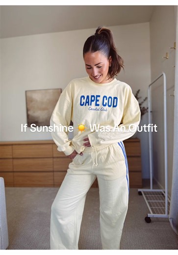 This is giving me all the beachy spring day vibes and I can’t wait for warmer weather!! Set from Old Navy - linked in bio! #springfashion #springoutfit #sweatset #oldnavy #yellowoutfit