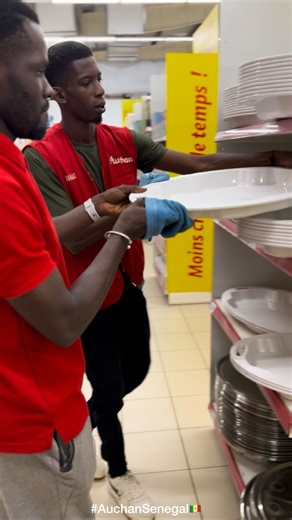 Eh oui, chez Auchan Sénégal, l’envie de vous servir nous unit et nous inspire chaque jour ✨ Pour les fêtes de fin d’année, plongez dans une ambiance majestueuse et raffinée en magasin. • • #senegal #Auchan #AuchanSenegal #PlusProcheDeVous | Auchan