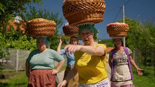 🎬: Nosila je rubac črleni (2022, Goran Dukić 🇭🇷 🇲🇰) Dugo nismo vidjeli zagorski film, a tek zagorski mjuzikl! 😁👌 Goran Dukić redatelj je dugoočekivane komedije Nosila je rubac črleni. Junaci u pitomom Hrvatskom zagorju su sve samo ne obični - od Isusa, prefrigane kume Anke do Brbljave svinje Bebe. 🐷 ❤ Svadba, prošćenje, vedri napjevi, Majka Božja, sir, vrhnje i happy end su uključeni. U glavnim ulogama su Nataša Dorčić kao kuma Anka i Tesa Litvan kao Ančica te svinja Beba, a u filmu se p